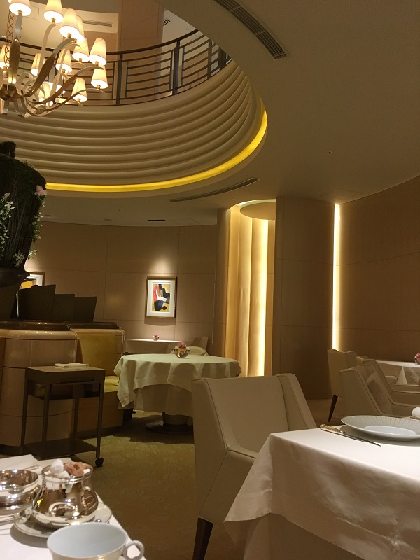 三ツ星レストランにて視覚・味覚・感覚を養う