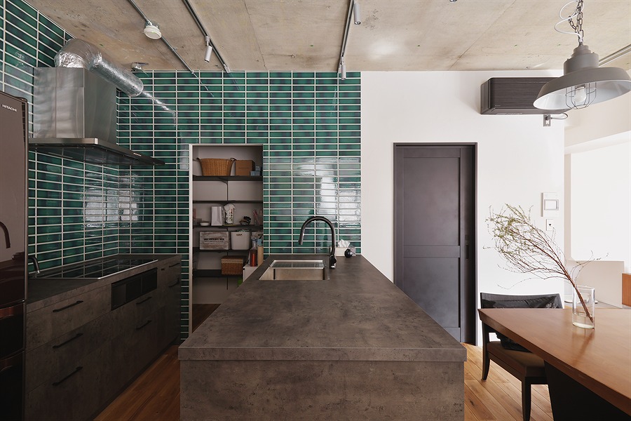 無骨な空間美　～陰影と木漏れ日の調べ～