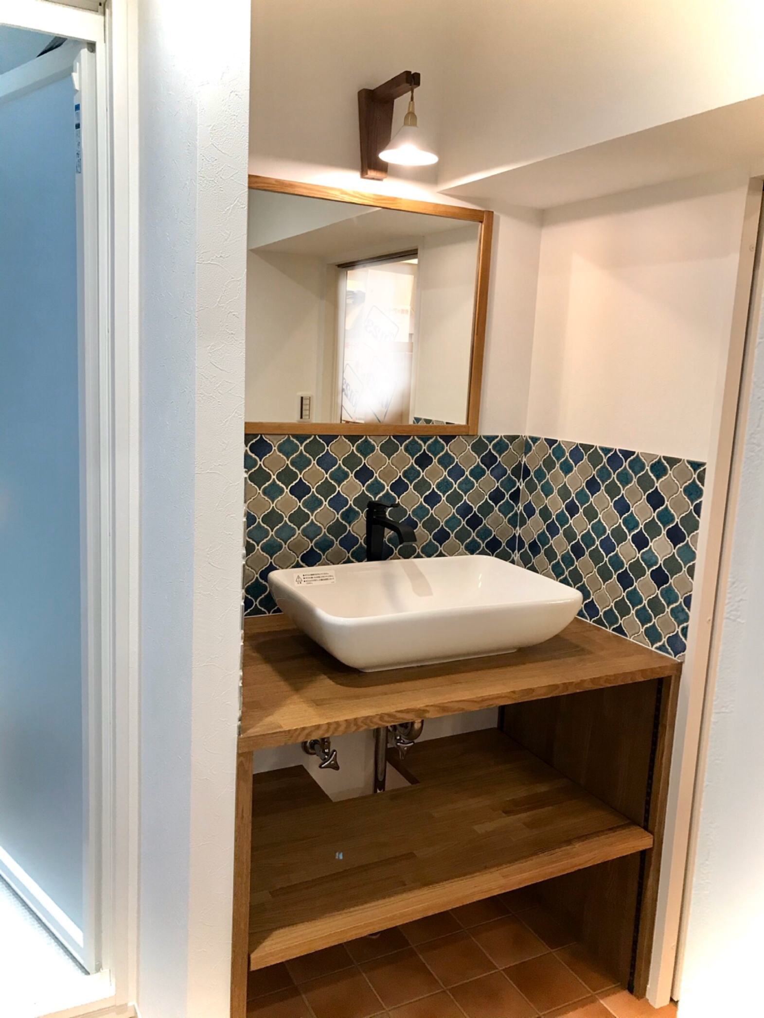 アクセントタイルの造作洗面台