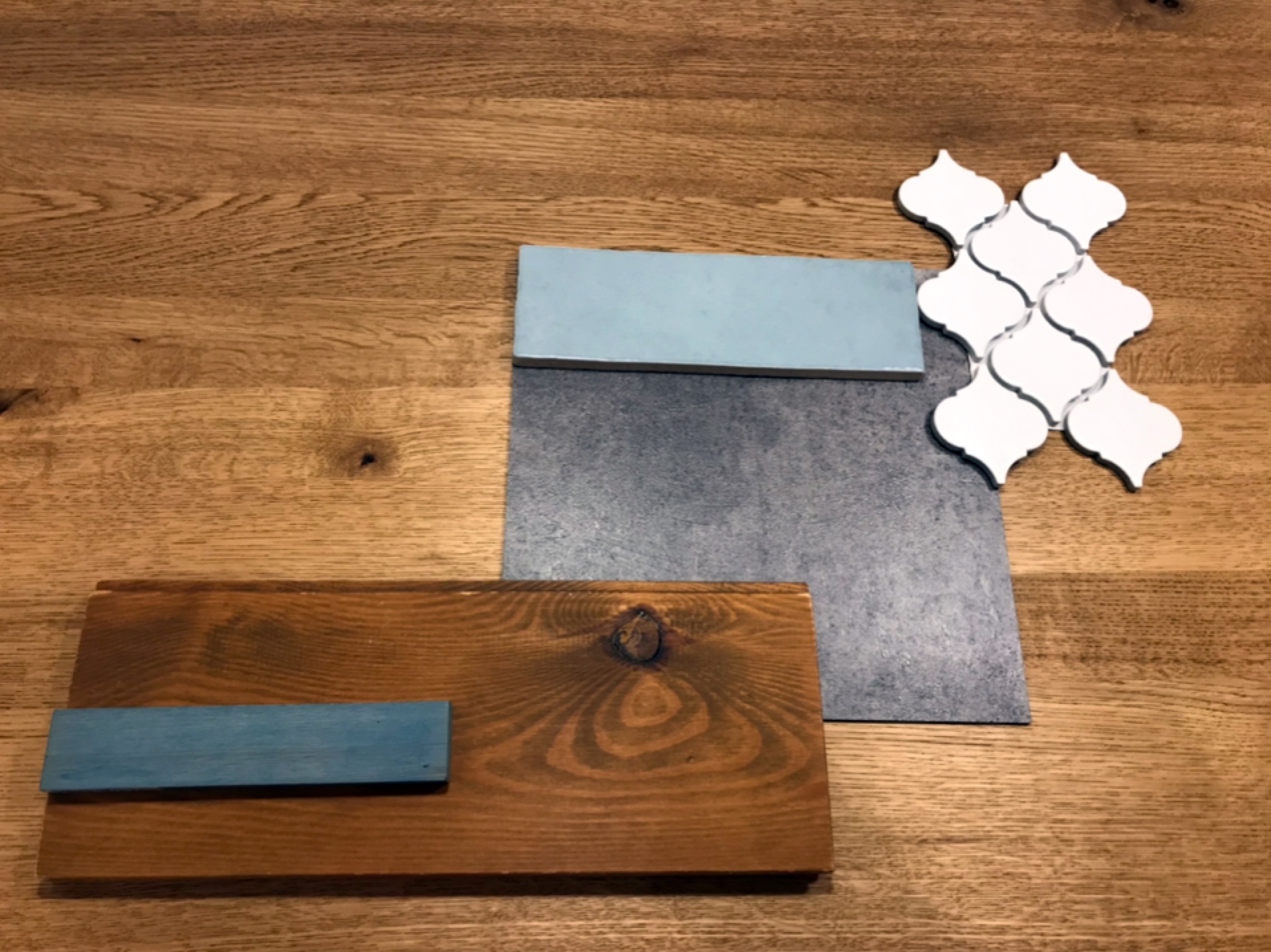 暖かみのあるタイルを貼り分け