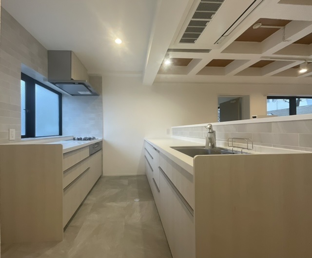 すっきり明るい内装に