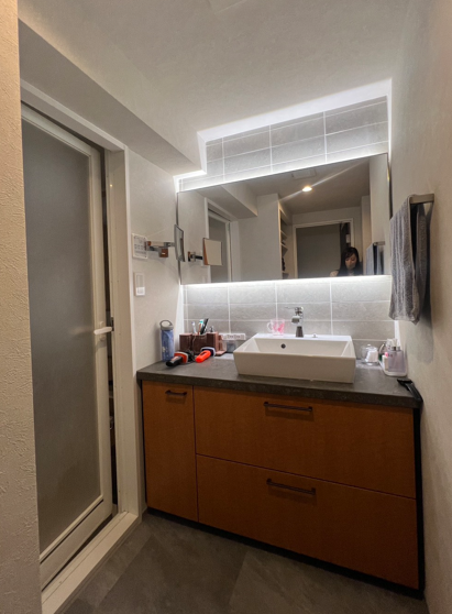 色と素材が整う、造作洗面台のある暮らし