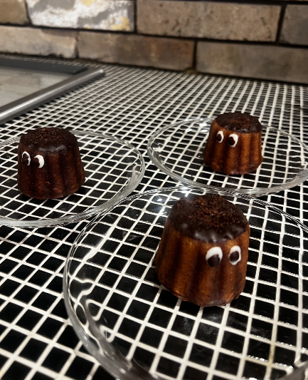 顔つきカヌレでひと休み