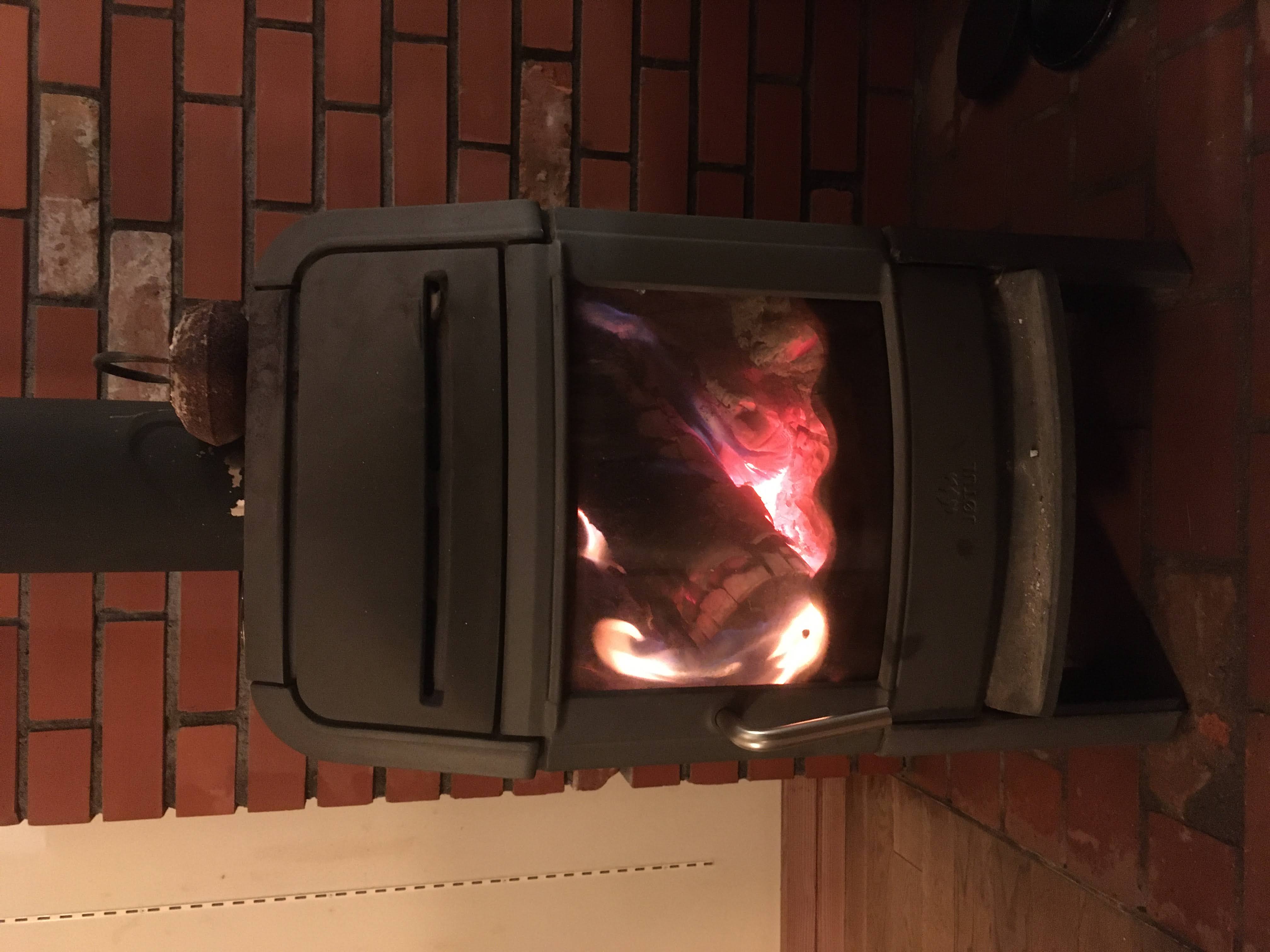 是非取り入れたい最高の暖房、薪ストーブ