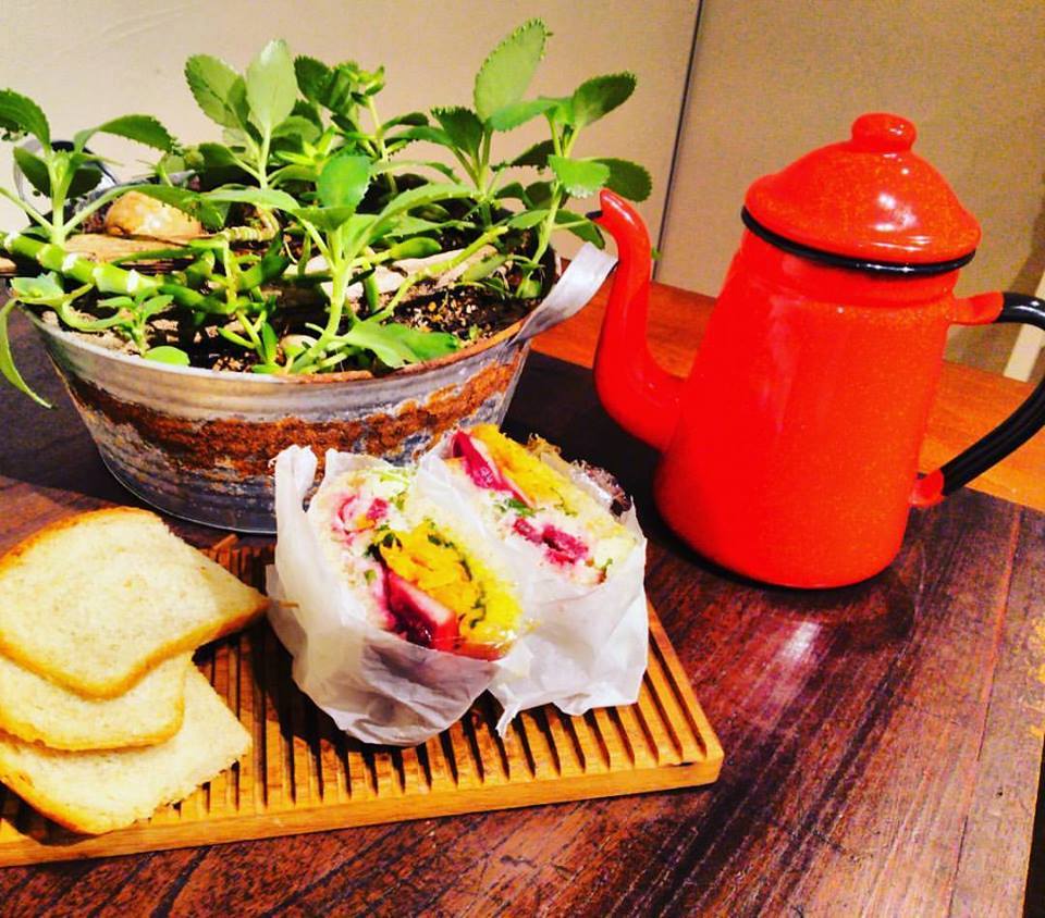 ハーブとサンドイッチ