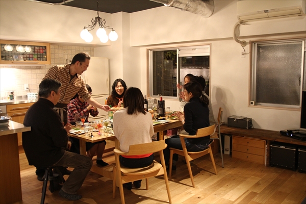 「キッチンは俺のステージ」～ リノベした空間でホームパーティ！を取材～