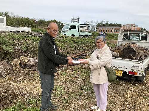 森のなかま達寄付贈呈田中さんと20251105