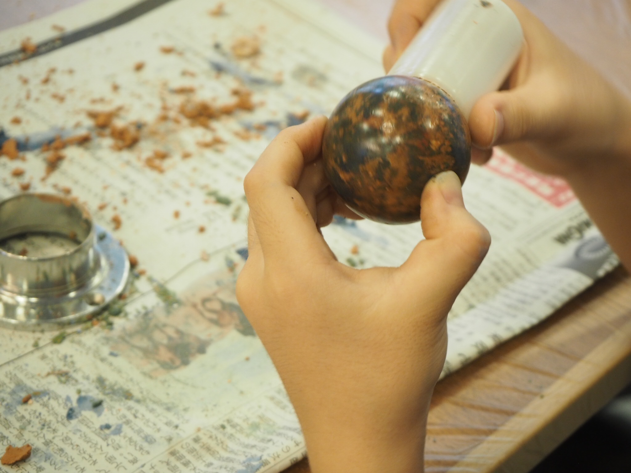 光る泥団子をつくろう！　ワークショップレポート②　磨いて光らせる完成編