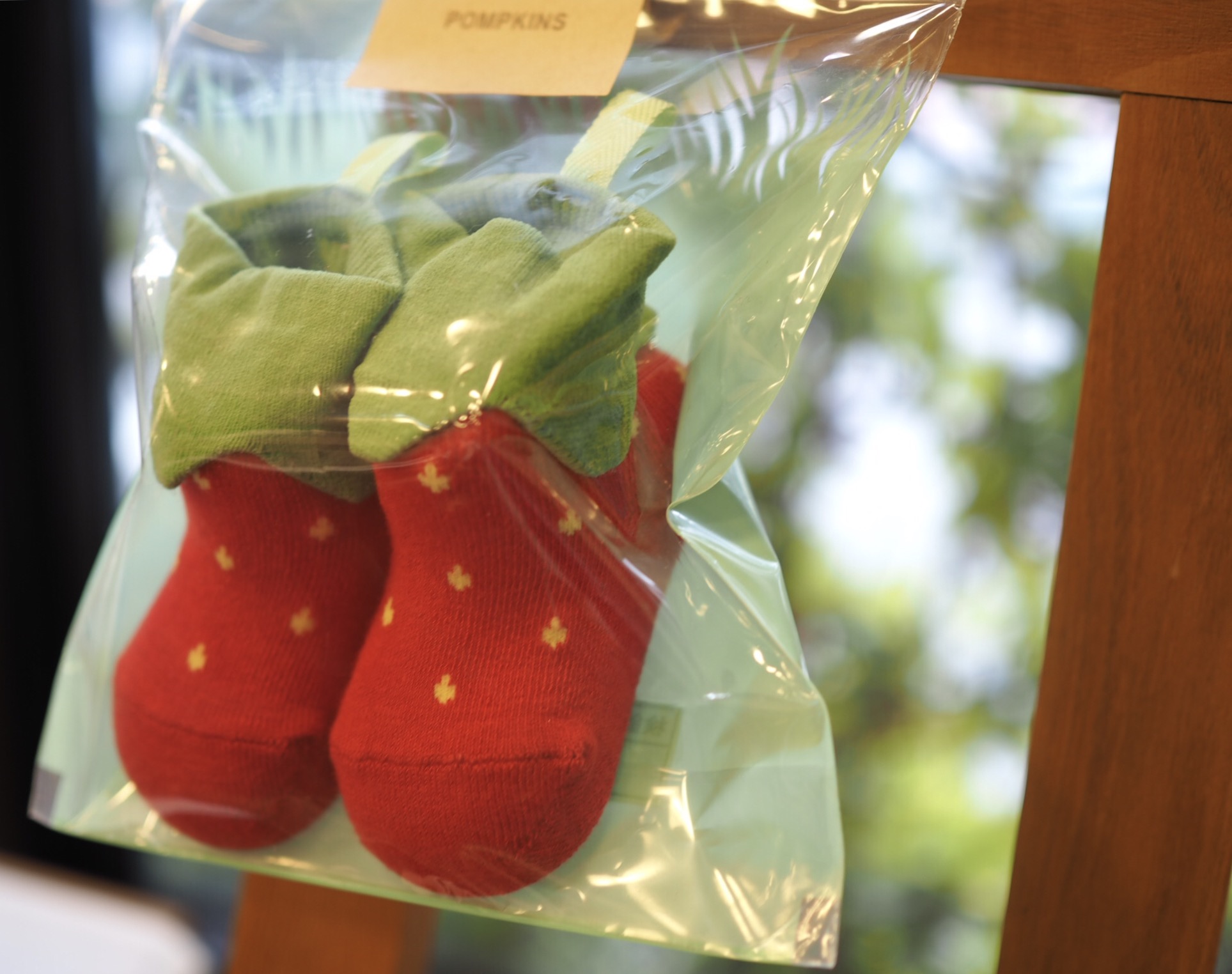 赤ちゃんだって足元も可愛く♡いちごちゃんの靴下再入荷しました