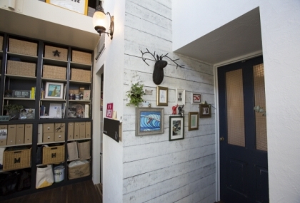 都市部に西海岸スタイルのインテリア