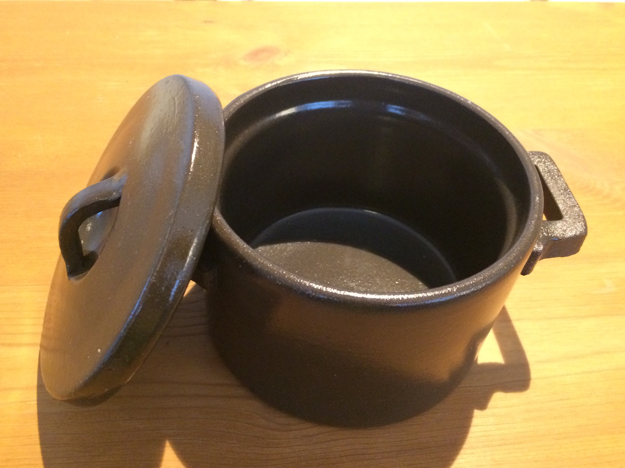 雑貨新作入荷　!!!　ご飯や煮物におすすめ土鍋　と　小さ目サイズの黒皿