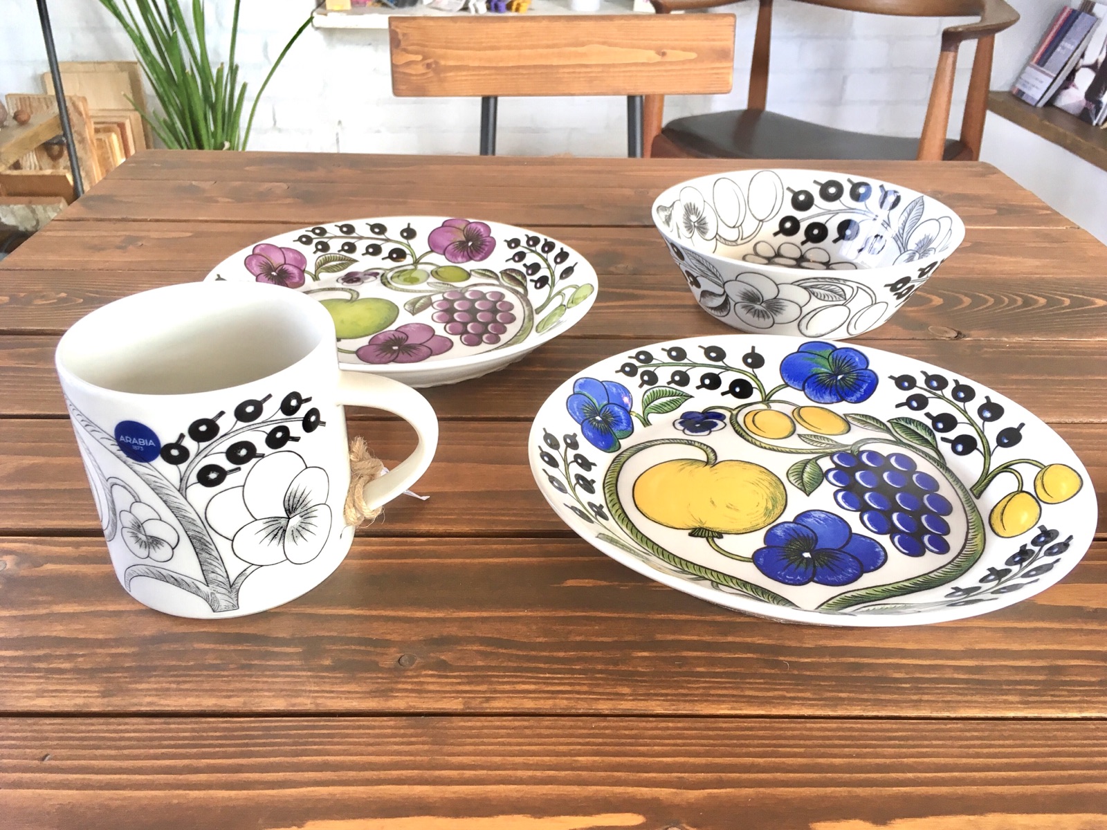 【雑貨入荷】人気色が再入荷 !! ARABIAパラティッシ パープルプレート