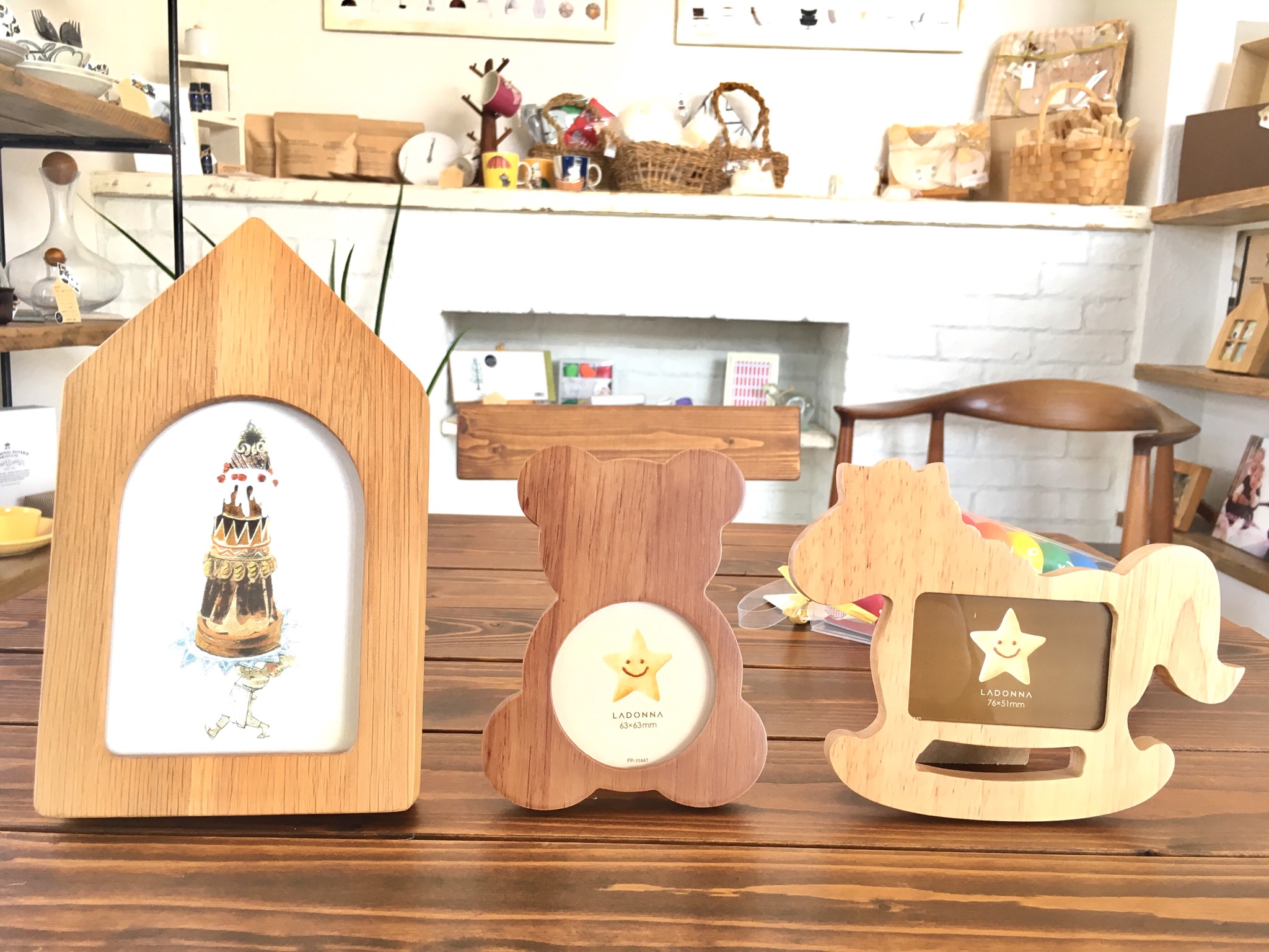 ＜雑貨新作入荷＞ﾍﾞﾋﾞｰｷﾞﾌﾄにも＊人気のｸﾏさんﾓﾁｰﾌの木製写真立て