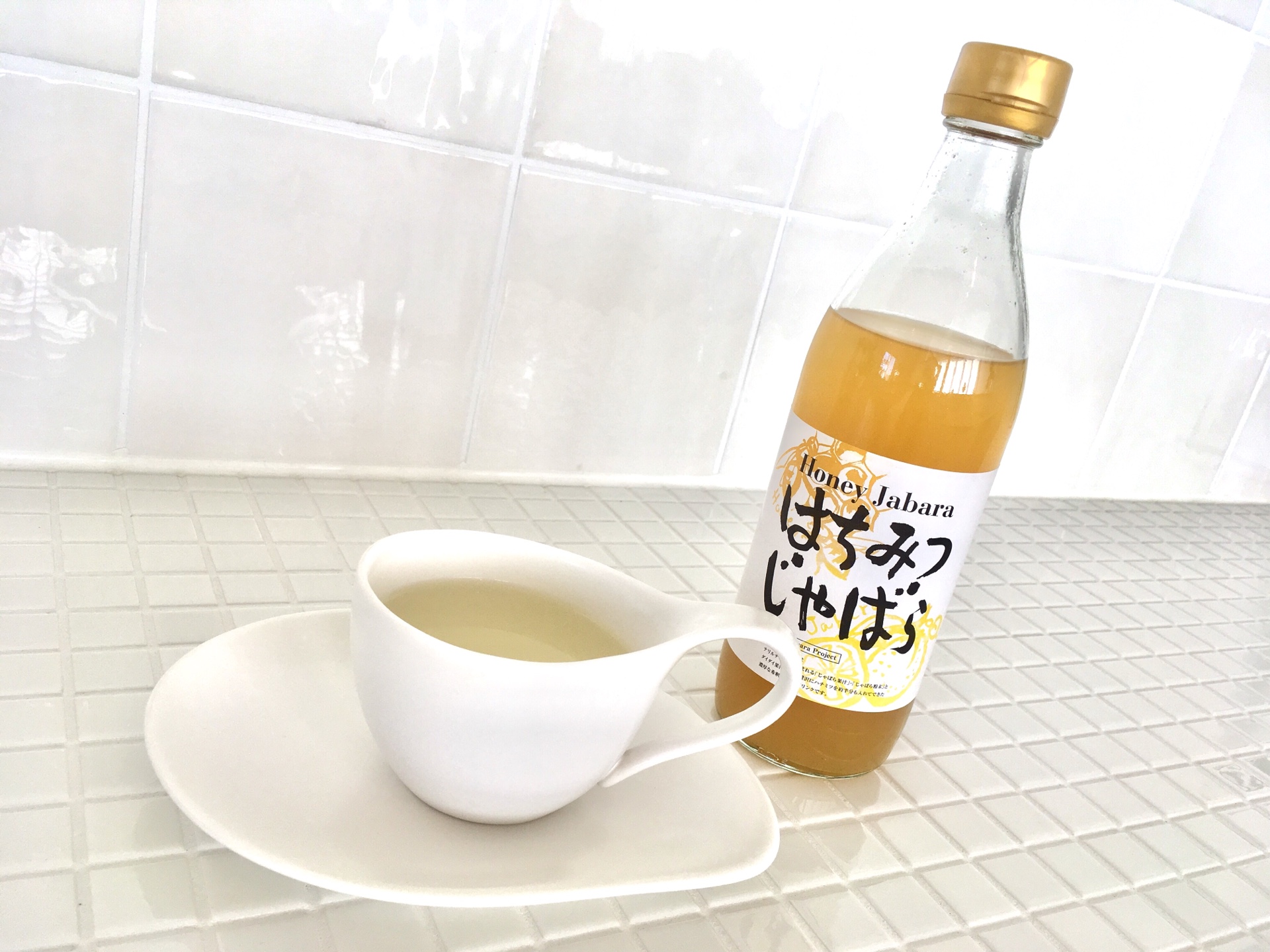 ＜スタジオ＊キッチン＞熊谷店の真っ白キッチン、日が落ちてからも素敵です！