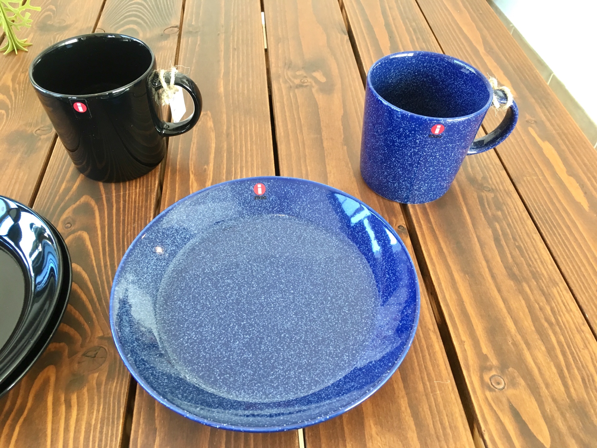 【iittalaの定番ティーマ】ブラックと新色のドッテドブルーのマグとプレートが入荷！