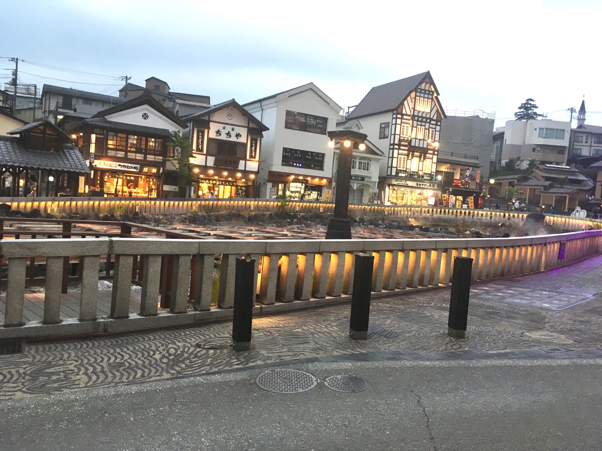 【ゆったり旅行in草津】草津といえば「湯畑」も忘れずに…＊瓦を敷いた歩道も