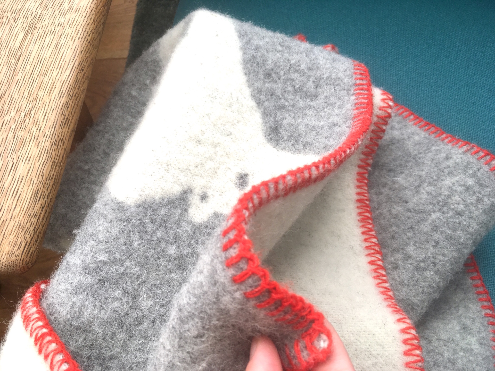 【熊谷店でも使用中！】エコウールマーク付きのウールひざ掛け「KLIPPANの白くまブランケット」