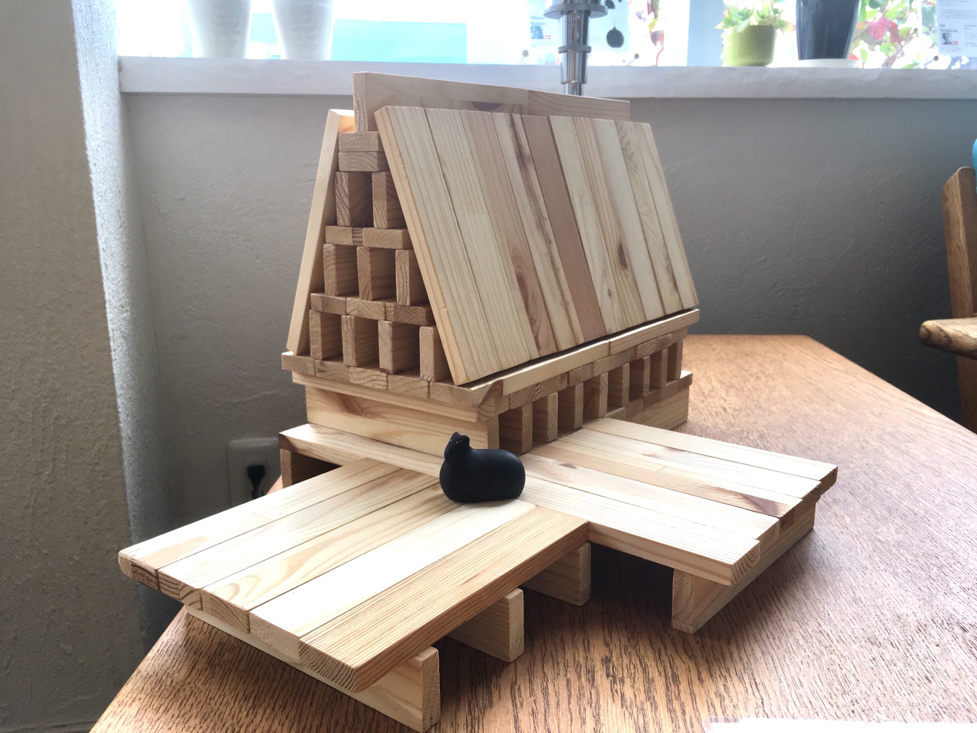 【今度はログハウス風】ウッドデッキ付きつみきっずハウス＊端材作られたのパイン材の積み木