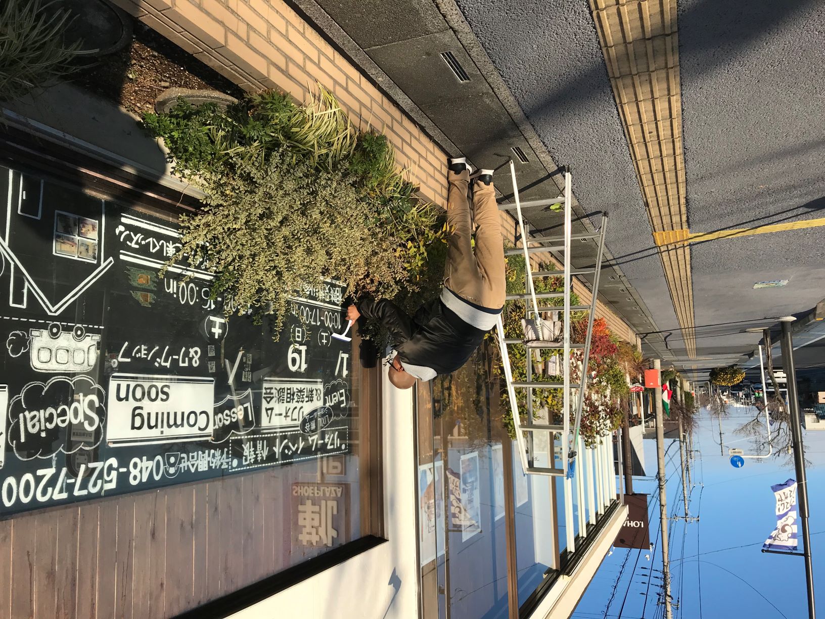 最終日・HM（ハンディーマン）やまもとが、ガラスを清掃。