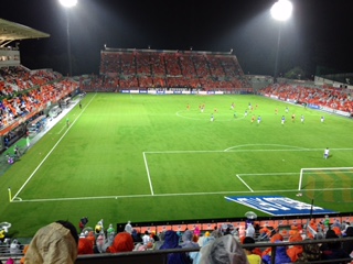 雨の中のサッカー観戦