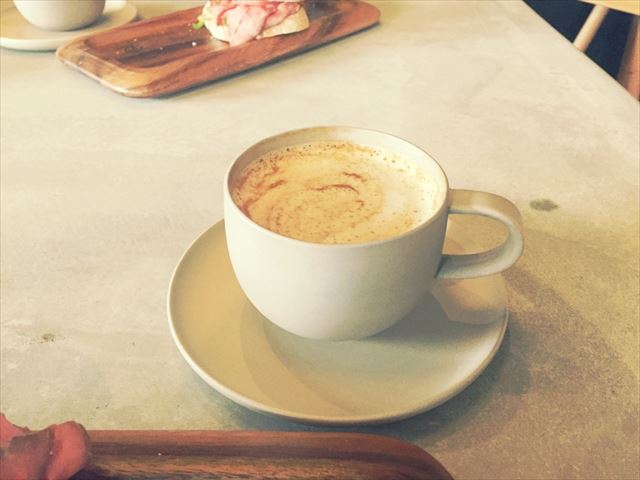 倉庫をリノベーション！グレーを基調としたカフェ。