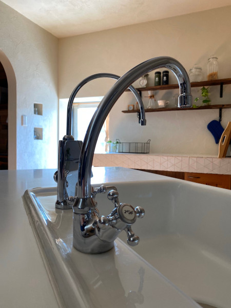 キッチン作業をスマートに、タッチレス水栓が人気