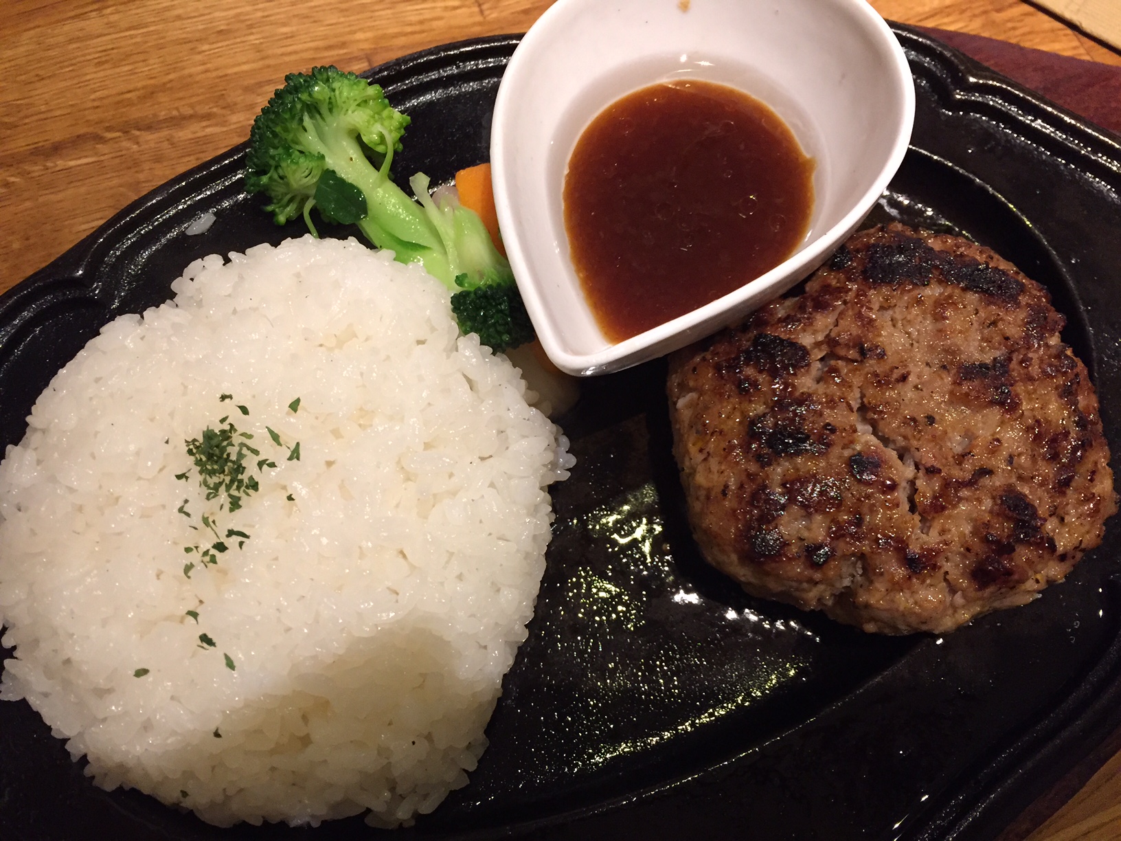 用賀のワイン食堂にてハンバーグランチ