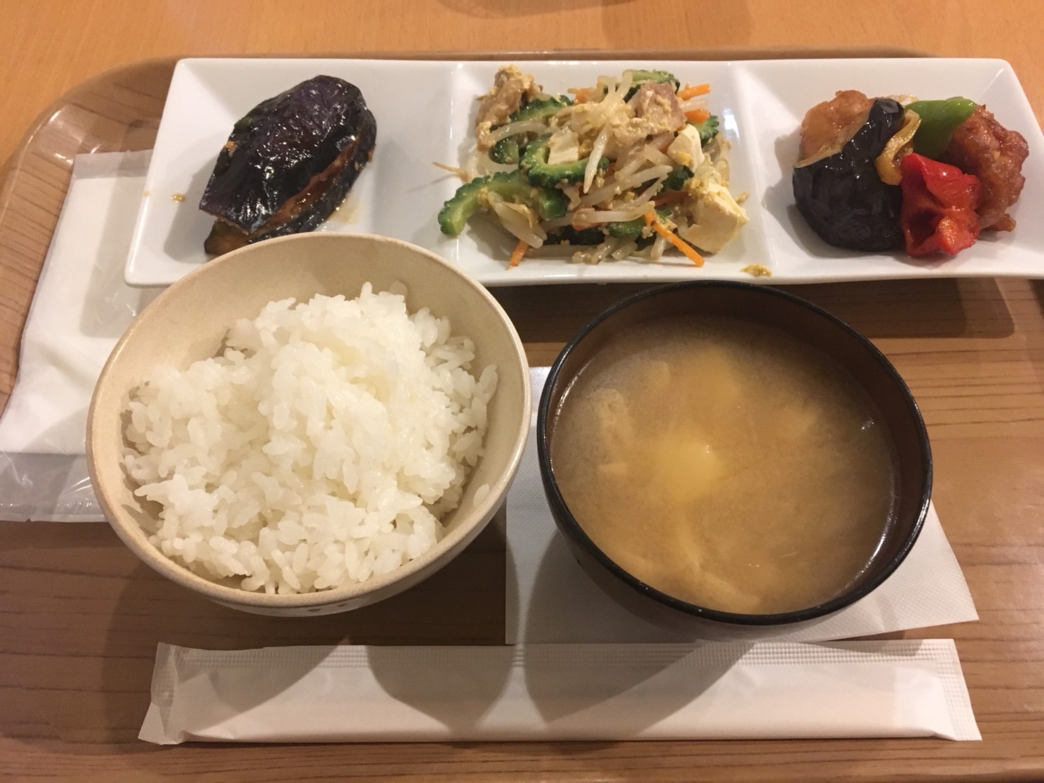 用賀 DELI&CAFE EACHIESZ