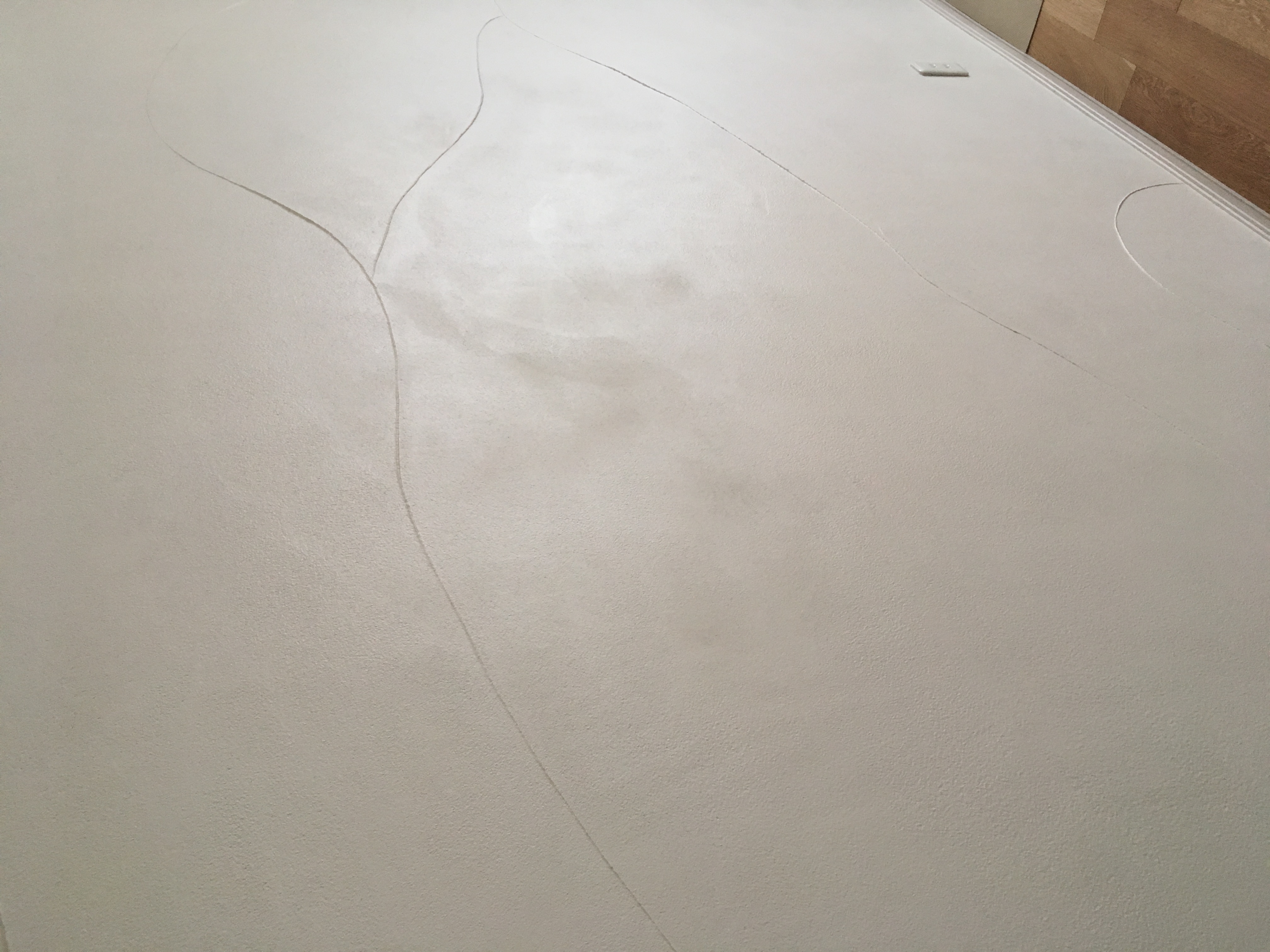 無垢フローリングと珪藻土で快適に