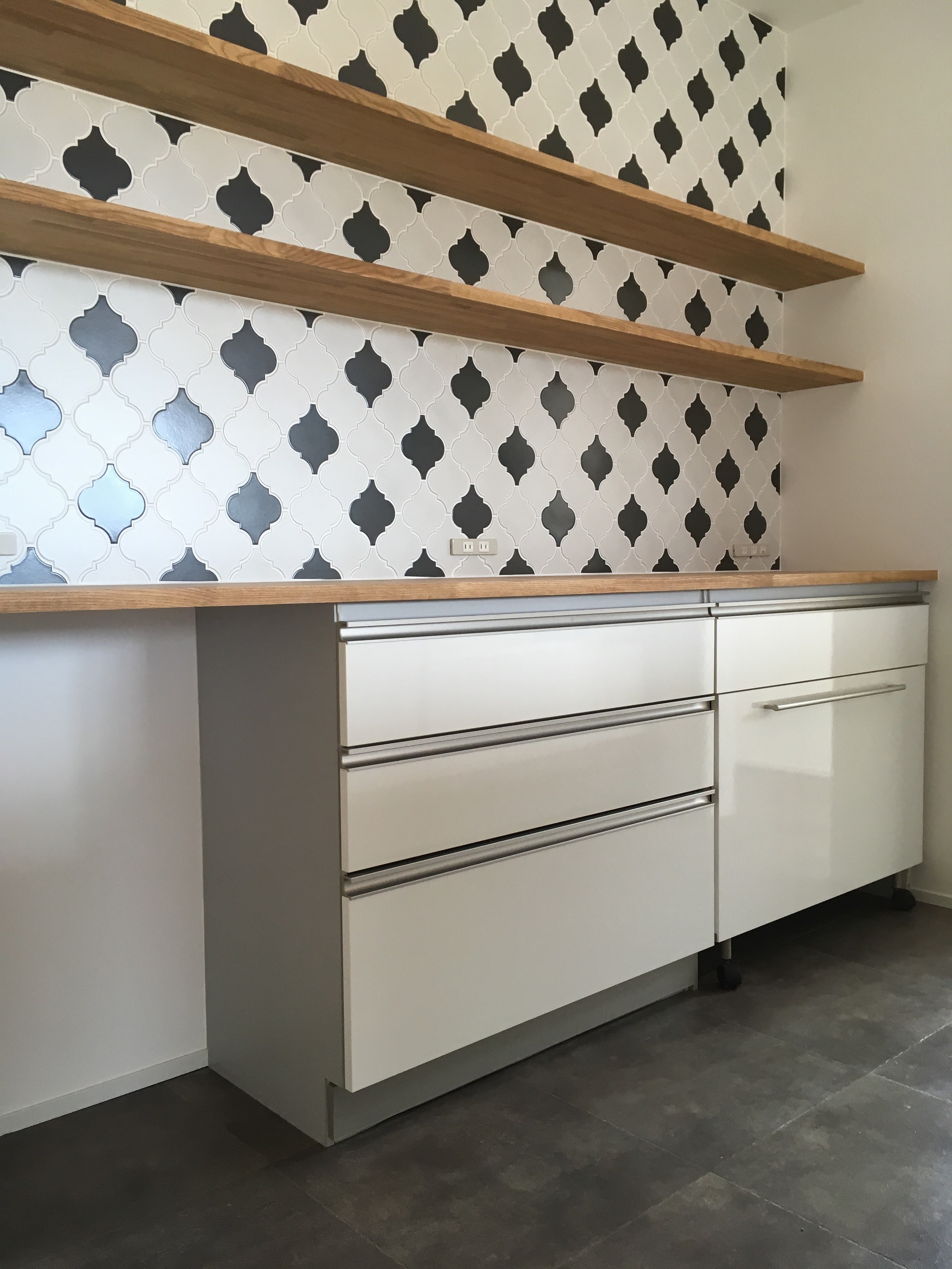 タイル✖︎無垢集成材