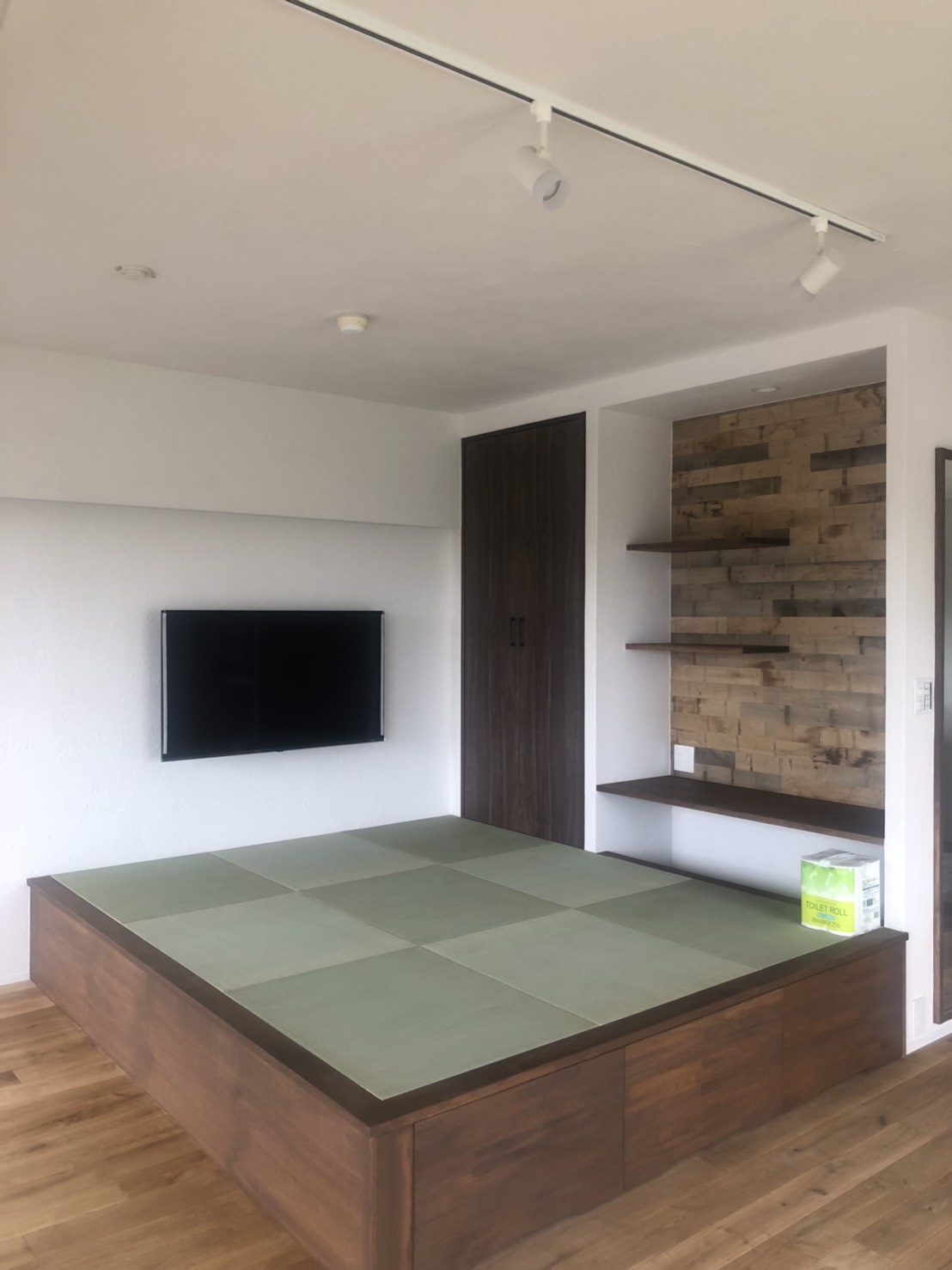 リビングの一角は大容量収納の和室♪