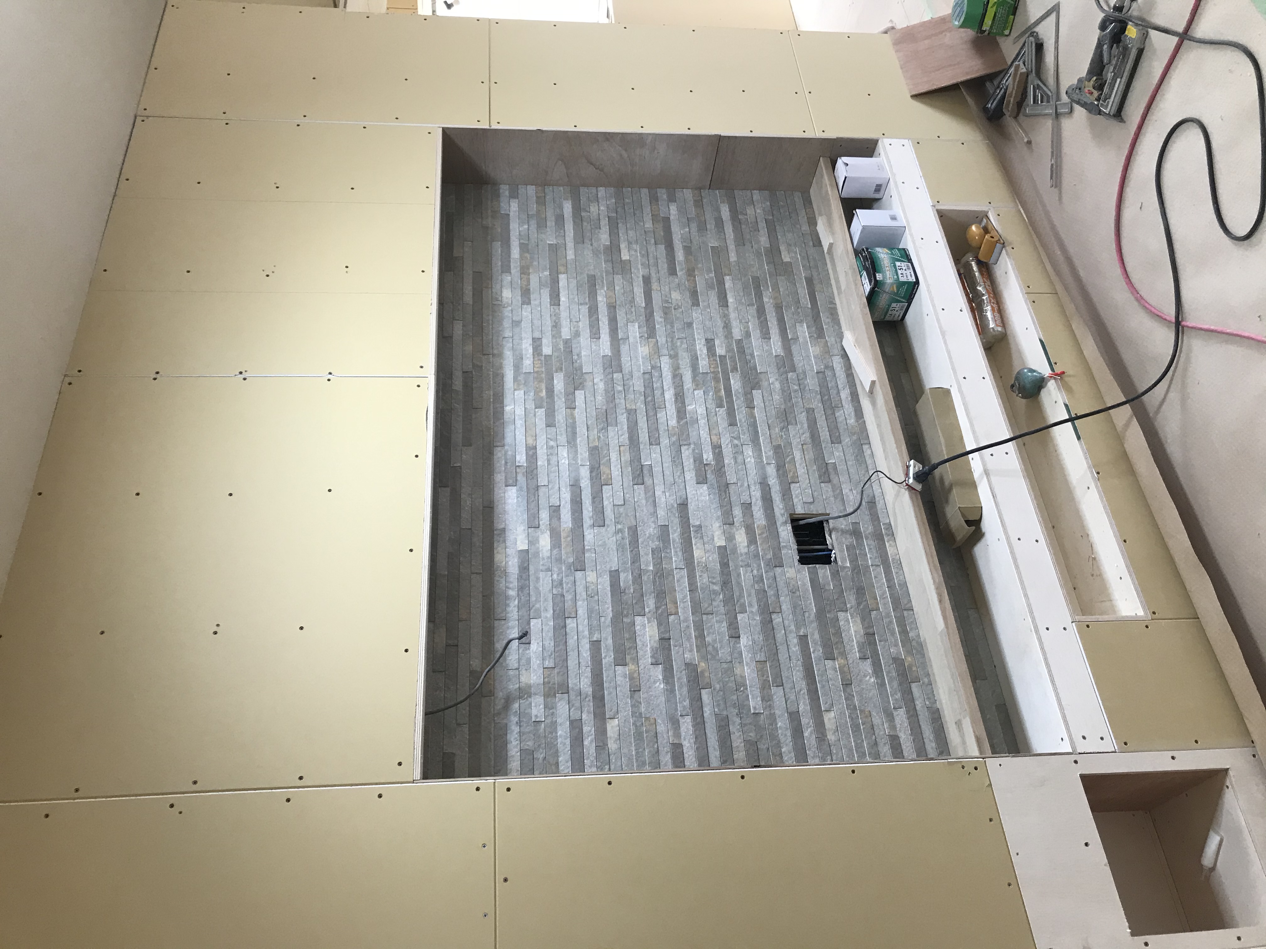 壁掛けTV用にニッチを。。。