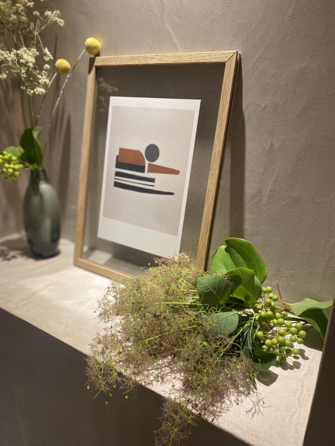 新宿店のお花　- スモークツリーとサンキライの実 –