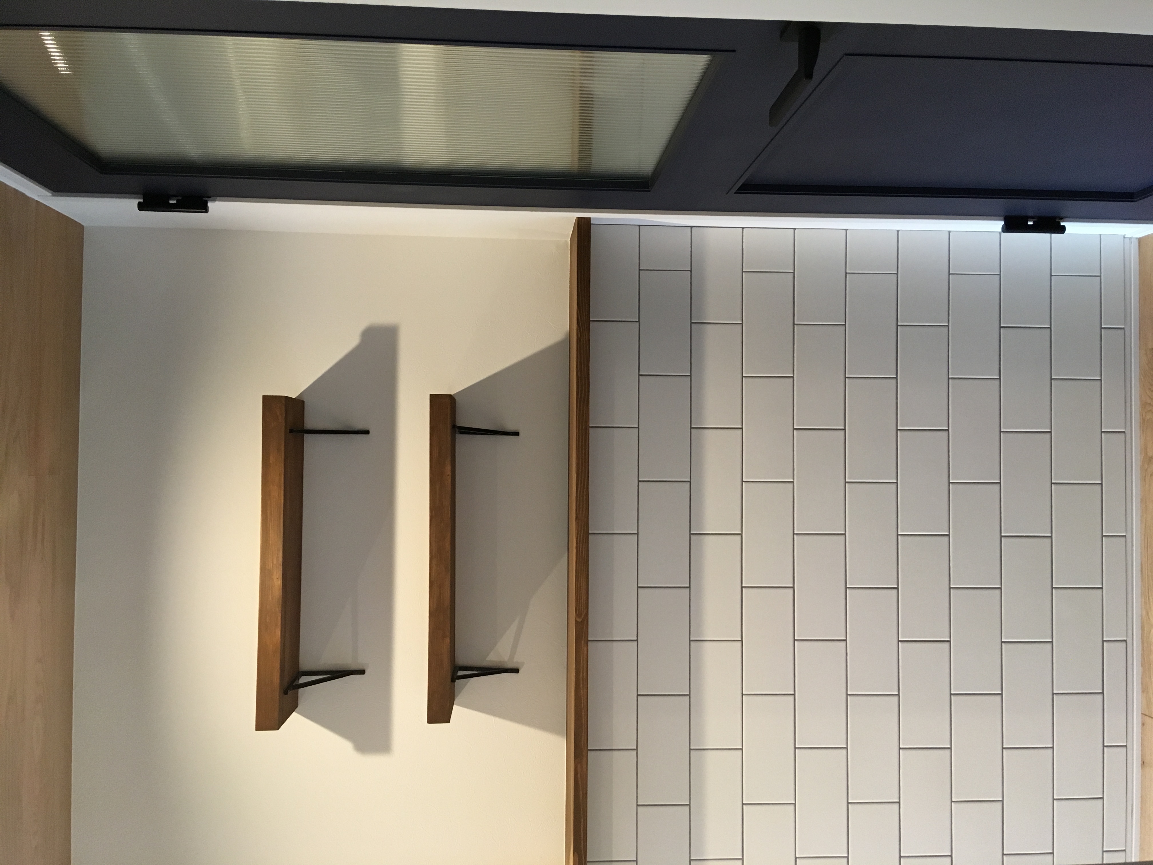 キッチン 前面タイル ヘリンボーン貼り