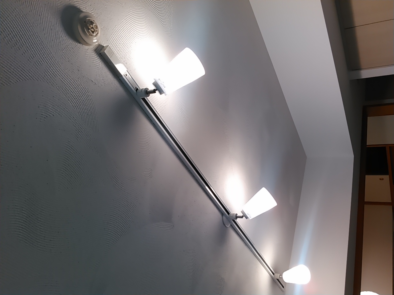 オーク無垢フロアと珪藻土　