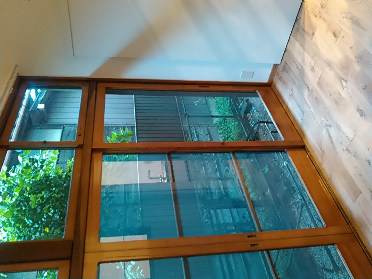 アンティークドアと木製サッシ