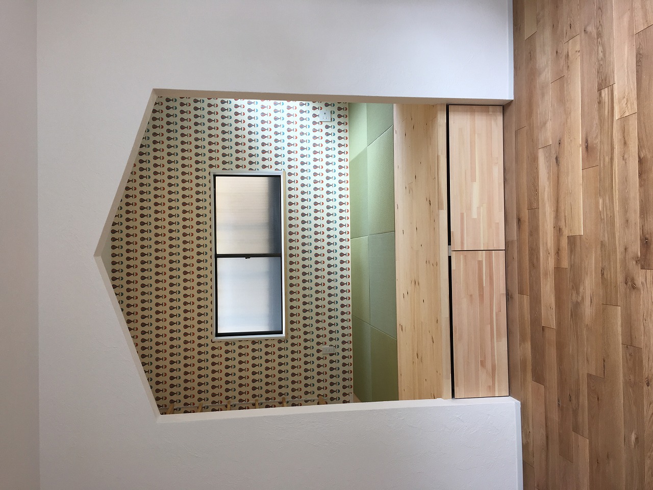 畳小上がりと気球柄の壁紙