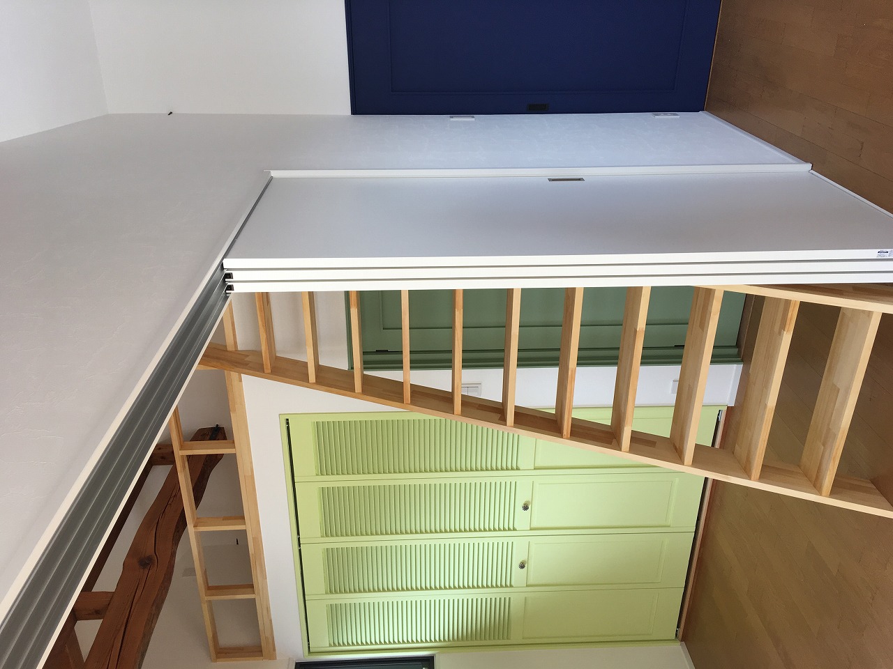 天井裏ロフト造作とカラフル扉たち