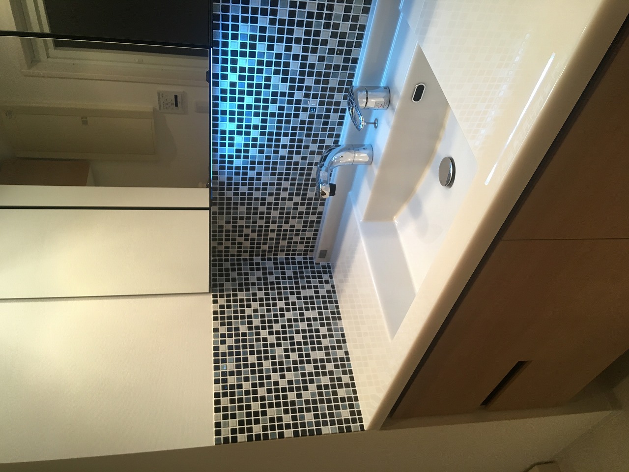 既成の洗面化粧台にひと工夫で個性的に