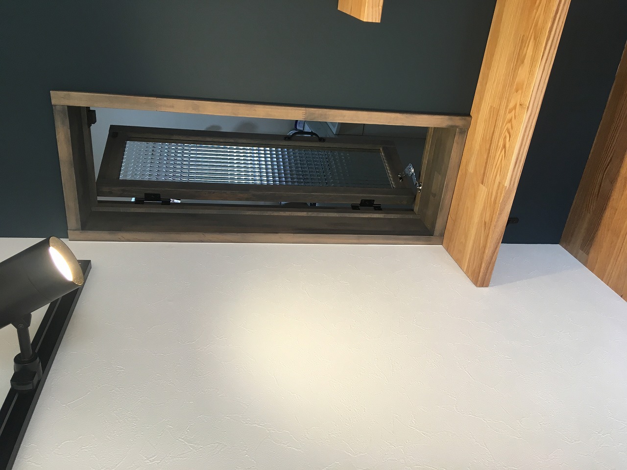 造作室内窓　～開き窓と上げ下げ窓～