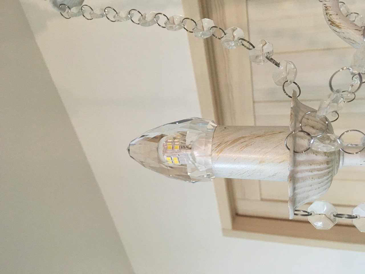 LOHAS Studioオリジナルの室内窓とシャンデリア