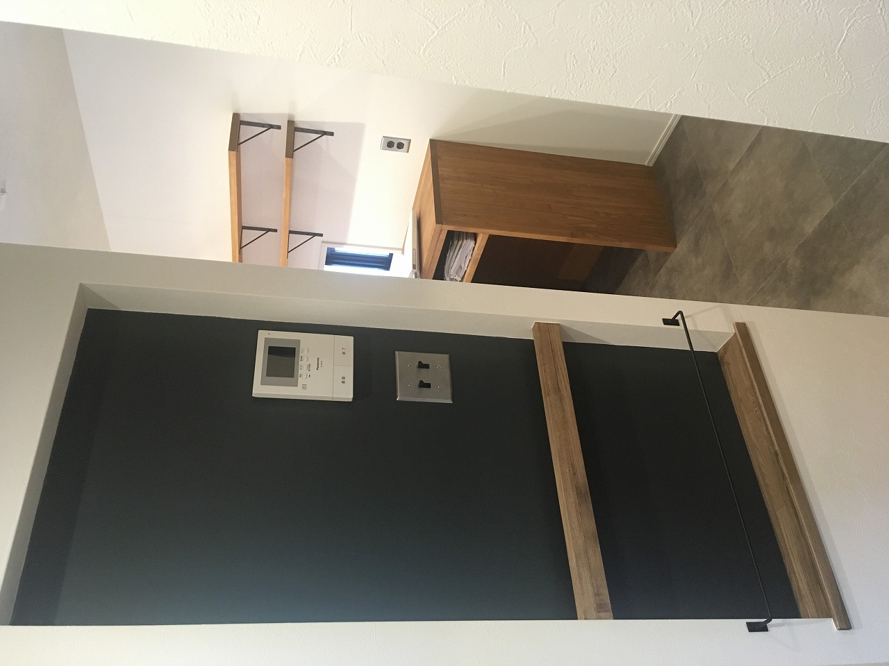 マガジンラックと黒板掲示板