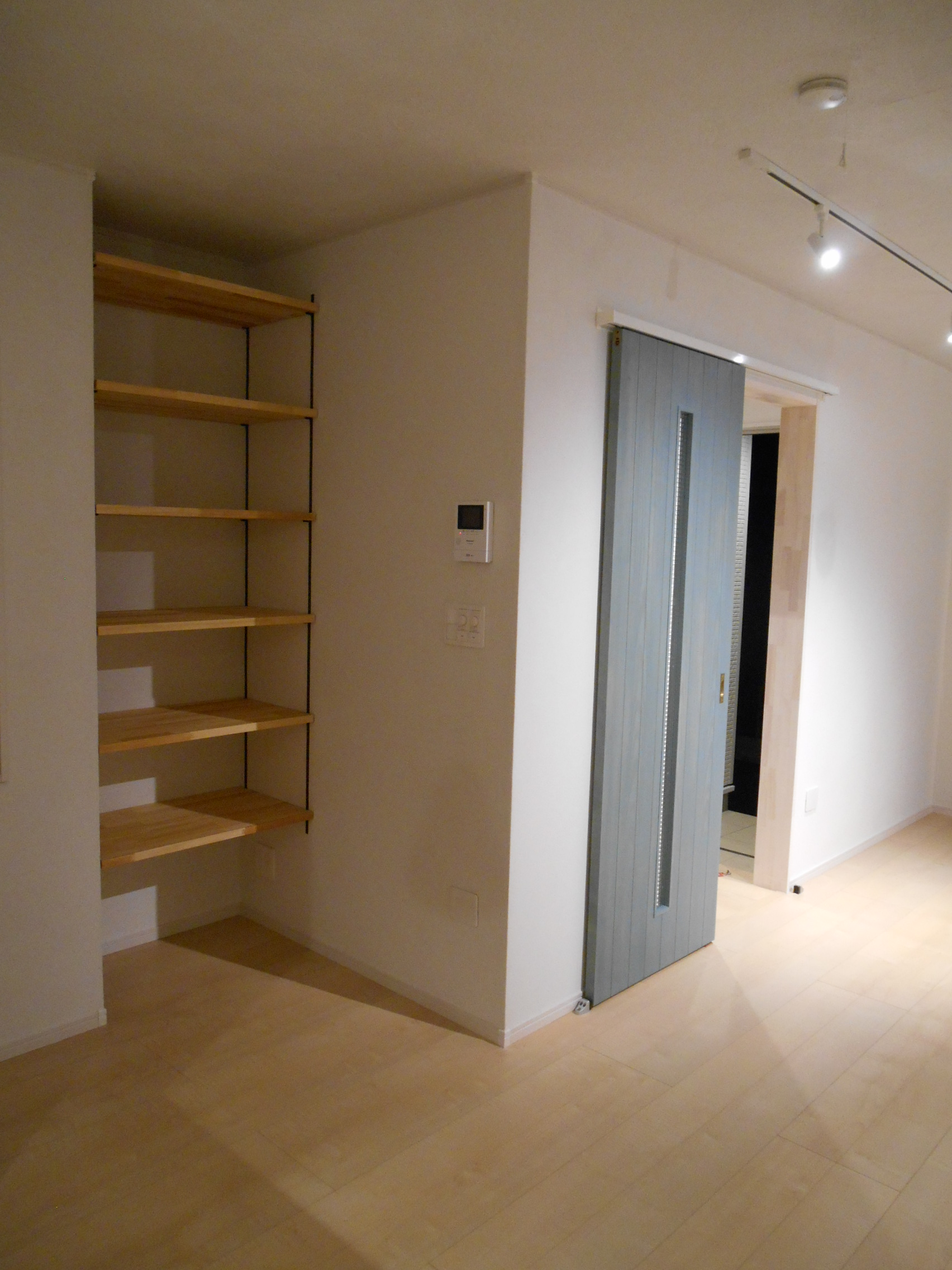 リノベーションでアクセントウォールにお悩みの方必見。LOHAS OILで塗装した建具。