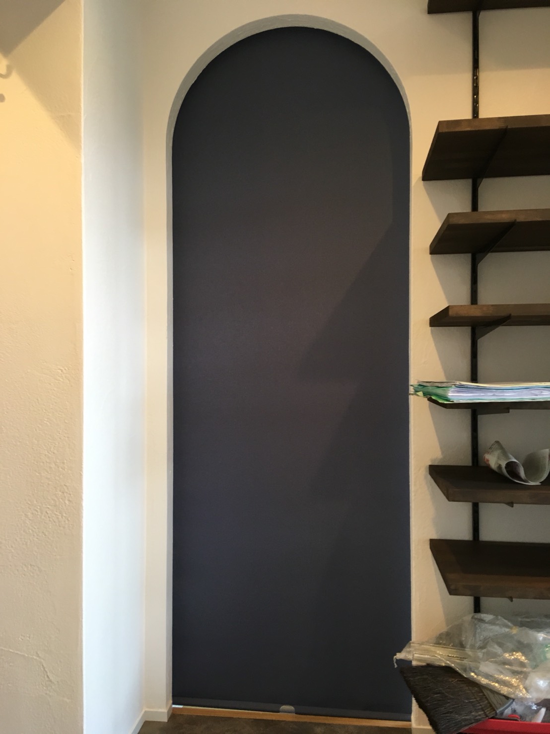 お部屋の入り口、ドアだけではありません。ロールスクリーンという方法①