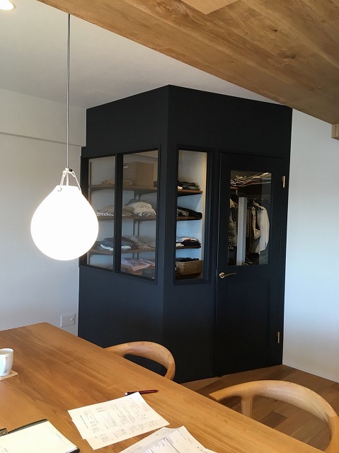 見せる収納。ガラスで仕切ったウォークインクローゼット。