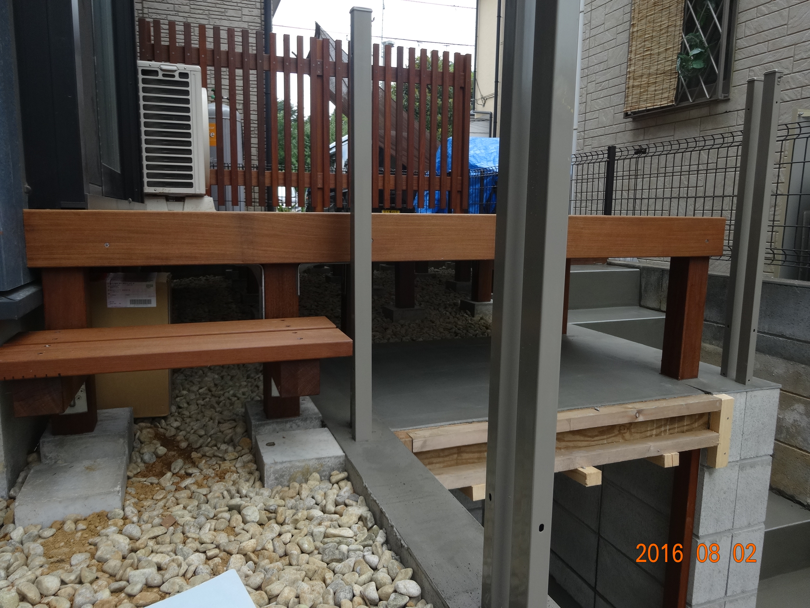 ウッドデッキに最適、最強な木材で造作中