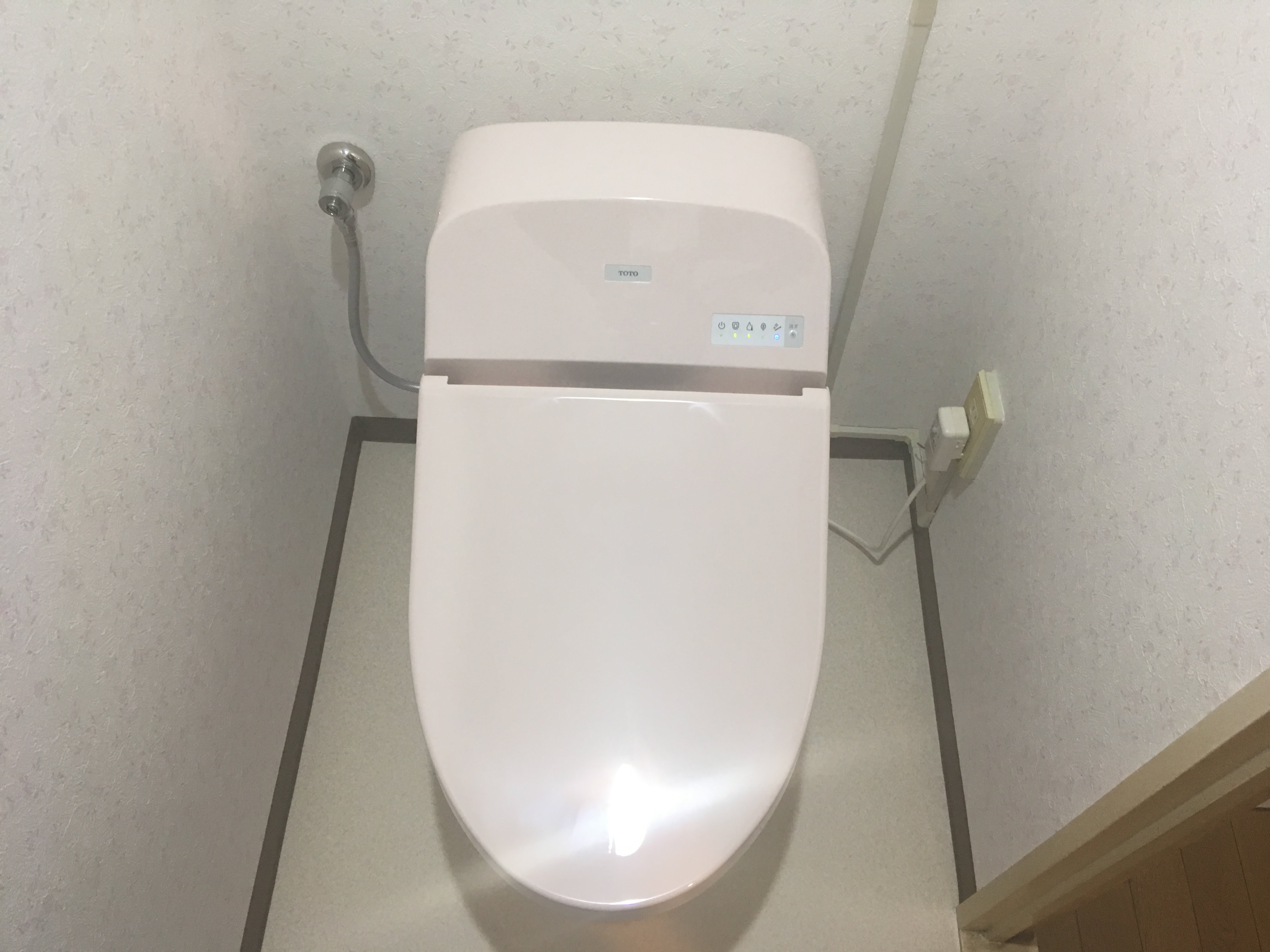 タンクレス風のタンク付きのトイレ sa011OKUTA ｜リフォーム・マンションリフォームならLOHAS