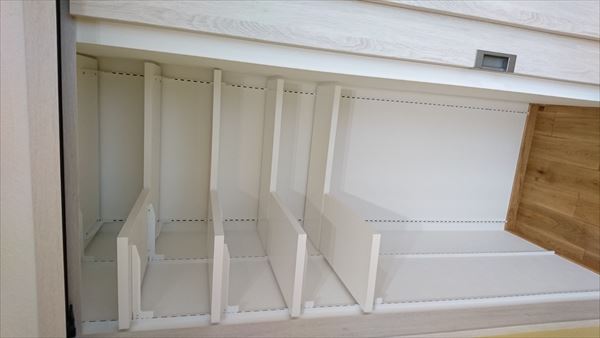 縦長収納庫はL型の可動棚に♪