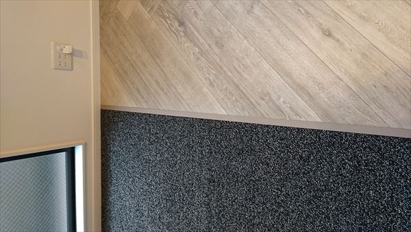 素材の違う床材の繋ぎ