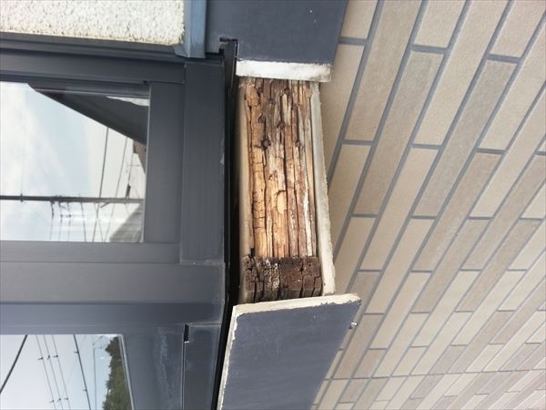 雨水による出窓下場の板の腐食